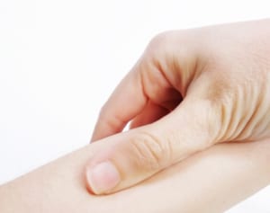 肩や首のこりは「腕の疲れ」に関係あり…理学療法士が解説