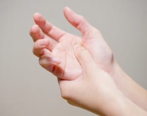 肩がこったら親指の付け根を揉め！全身のこりをとるほぐし術