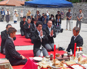 歴代国王に祈り　首里の玉陵で御清明