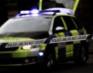 高熱の子ども放置する家庭に警察が強行突入　米の児童虐待対策