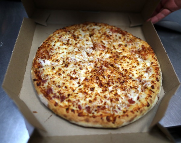 ドミノ・ピザの配達員、強盗犯を捕まえ時間通りにピザを届ける