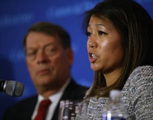 飛行機から引きずり下ろされたアジア系医師 当時の恐怖初めて語る