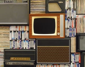 膨大なポルノコレクションを捨てられた男性、両親を提訴