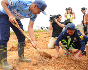 育て、うちなーコーヒー　沖縄SV×ネスレが名護に240本植樹