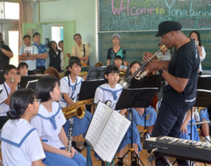 「演奏は心で」　グラミー賞奏者スキップ・マーティンさんが生徒に直接指導