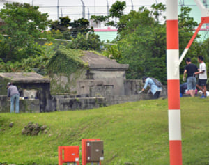 お墓参りができるのは年に1回　米軍の許可が必要　米軍基地の中の「清明祭」