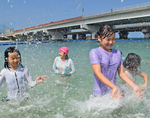 沖縄の海はもう泳げます！　那覇・波の上ビーチで海開き