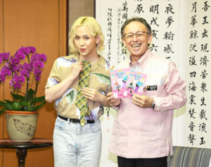 「『ちぇるちぇるらんど』って言ってすいません」と謝るりゅうちぇるに玉城デニー知事がかけた言葉