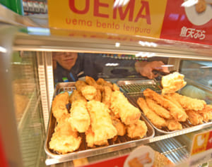 沖縄のソウルフードをコンビニで　分厚い衣の沖縄天ぷら、ファミマ5店舗で限定販売