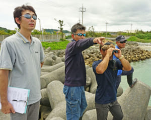 シャコ貝やウニは捕っちゃいけません！　国頭で密漁パトロール