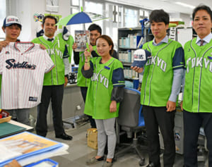 浦添市役所に“異変”　職員の胸に「Tokyo」　緑色のユニホーム　ヤクルトスワローズが勝った翌日は「応燕」ユニホーム着ます。