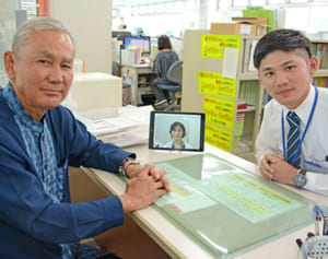 「微妙なニュアンスもOK」5言語と手話対応のタブレットを役場窓口に導入　沖縄・読谷村