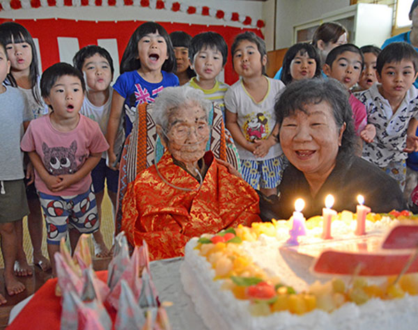 明治生まれの114歳、誕生ケーキに笑顔　5つの時代目前　沖縄最高齢の我如古カメさん