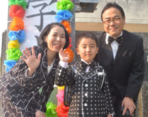 生まれ変わった！琉球絣のリメイクスーツで入学式　家族3人“おそろい”