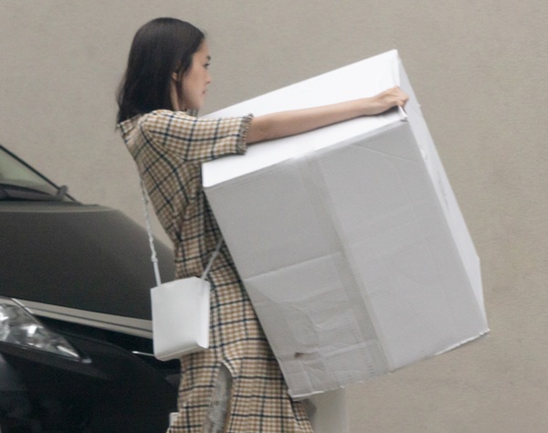 桐谷美玲がマッチョ妻に！超特大サイズの荷物を軽々と運ぶ