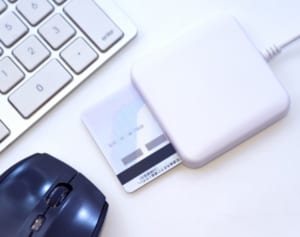 紛失、専用機器…マイナンバーカードの保険証化が抱える問題