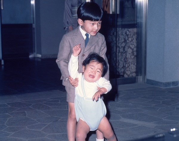 秋篠宮さま1歳5カ月の秘蔵写真！陛下に抱かれ大号泣の理由