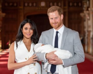 英BBCの人気ラジオ司会者　アーチー王子への侮蔑的ツイートでクビ