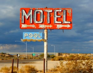 モーテルの部屋から生後半年の赤ちゃん救助　両親は室内で死亡