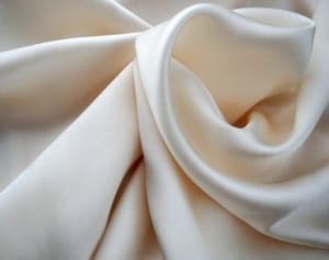 安眠にはシルク、コットン？疲れない生活のための2択クイズ