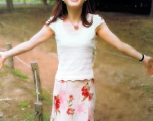 形成外科医が解説、猫背を改善する「コブラのポーズ」とは