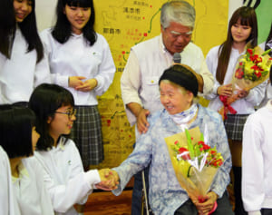 沖縄戦の最高齢語り部が“引退”　安里要江さん活動40年　次世代にバトン