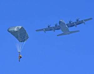 空から16人の兵士が…嘉手納基地で「合意違反」のパラシュート降下訓練　異例の4日連続も