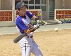 これが「令和スイング」だ！　てこの原理で長打量産　昭和、平成との違いは？　お笑い芸人めくるくんが考案「飛ばす方法は平等」