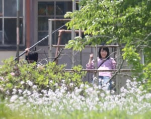 のん 4年ぶり映画現場の喜び…炎天下でも笑顔でブランコ撮影