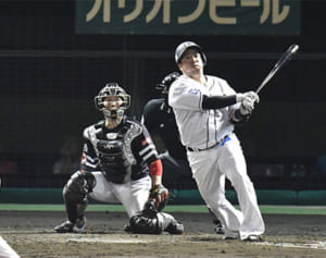 沖縄県勢対決1万7000人熱狂　那覇で西武―ソフト公式戦　西武・山川、凱旋の20号3ラン