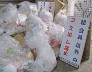 タイヤ、家電も…店の前はごみの山　国際通りで不法投棄深刻　観光に悪影響危惧