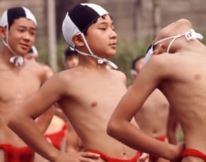 天皇陛下が赤ふんどしに！学習院で続く伝統遠泳【秘蔵写真】