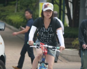 宇多田ヒカルが過剰運動症候群公表 ライブ裏にあった激痛の爪痕