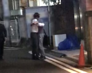 吉田栄作、おっさんとハグ！内山理名も知らない酔っ払い現場