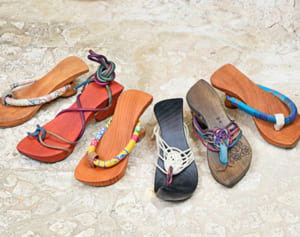 天然木の贅沢な肌触り自分だけのサンダルをオーダーできる工房