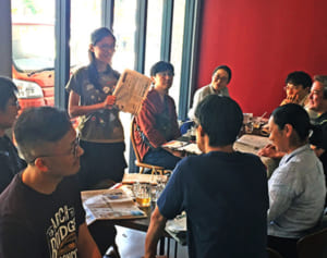 新聞手に朝カフェ交流　ニライ大学　記事使い“ゆんたく”