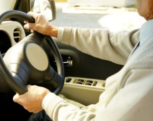 2025年に認知症患者は700万人に…懸念される自動車事故