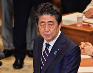 2千万円不足に回答控えると閣議決定 過去にも数々の珍決定が