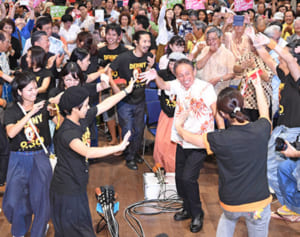 玉城デニー沖縄県知事がフジロックに出演！？元ミュージシャンだから歌うかも