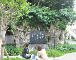 バスターミナルの大岩は何？　昔、周辺は海岸だった　最近は「パワースポット」と評判も