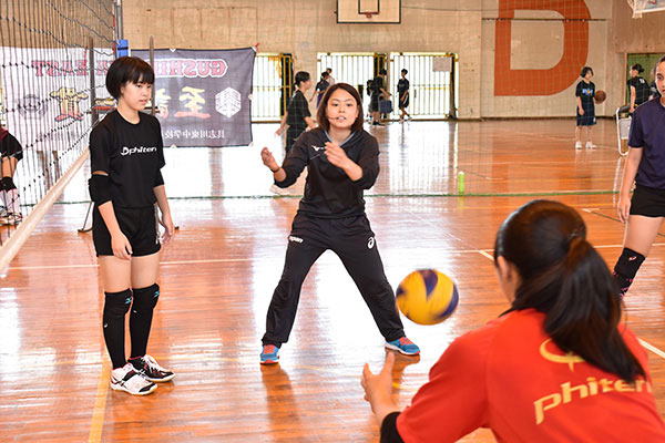 リオ五輪出場のバレーボール選手が直伝 座安琴希さんが地元の中学生に指導 女性自身
