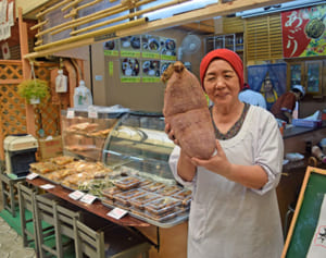 「触るとご利益があるかも」重さ6キロ巨大紅イモ　那覇の商店で大人気