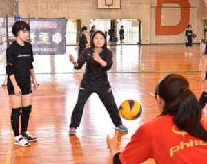 リオ五輪出場のバレーボール選手が直伝　座安琴希さんが地元の中学生に指導