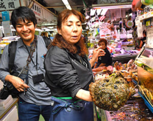 沖縄県民は意外に未経験では？？公設市場の「持ち上げ」で新鮮食材を楽しんだ