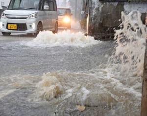 熱帯低気圧の豪雨　６市町村２７人避難　各地で土砂崩れや冠水