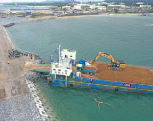 沖縄県、防衛局を行政指導　当初計画になかった辺野古K8護岸から土砂陸揚げ