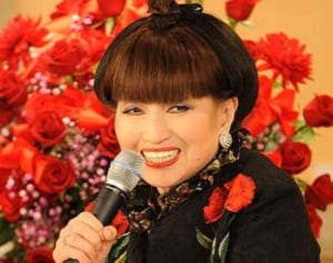 黒柳徹子 旅行中の服装が美川憲一から贈られたものだと話題