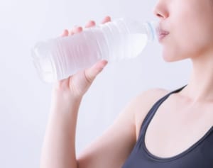 腰痛を根本的に見直すための「水の飲み方」、専門家が解説