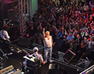 紫、ＪＥＴ、クイーンの楽曲まで！　沖縄・ピースフルラブ・ロックフェスで12組が熱演