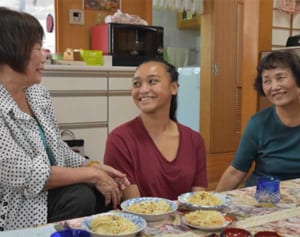 ルーツに触れ、涙　県系4世・エミリーさん　親族と初対面